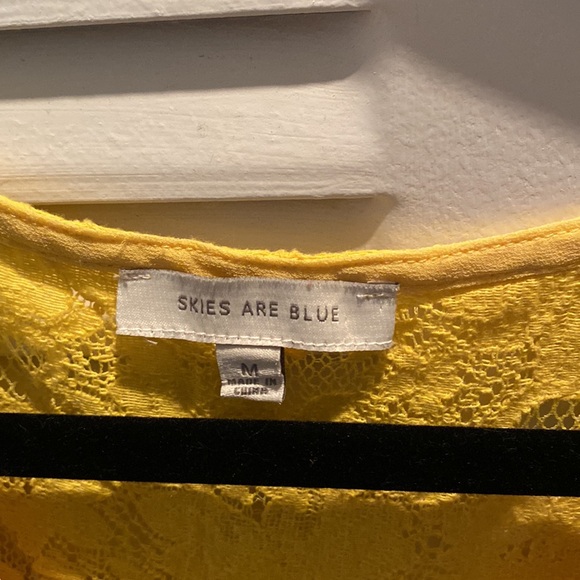 Skies are blue blouse, size medium - Picture 2 of 4